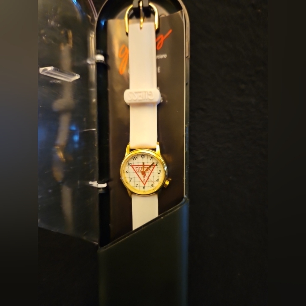 Vintage GUESS Gold-Tone Quartz Wristwatch with Signature Logo Dial‎